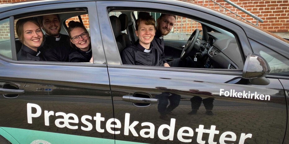 Fem præstekadetter i en bil